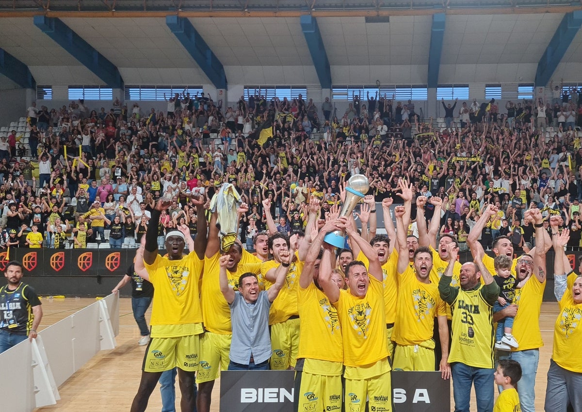 Imagen secundaria 1 - El Pla De L'Arc, con más de 3.000 espectadores, disfrutó del ascenso a la LEB Plata el pasado 11 de mayo. 