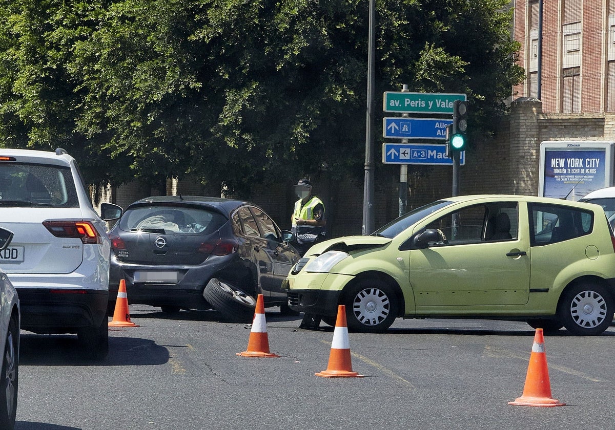 Un agente de la Policía Local de Valencia interviene en un accidente de circulación entre dos coches, en una imagen de archivo.