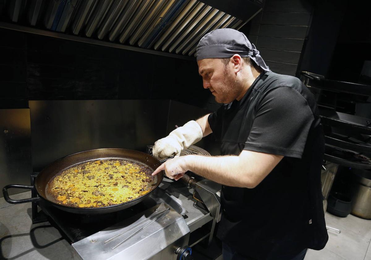 Imagen principal - Arturo Valls y Carlos Soler coinciden en el restaurante que cocina la mejor paella de Valencia