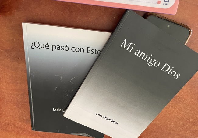 Los libros que ha escrito y regalado a su familia Lola Enguídanos.