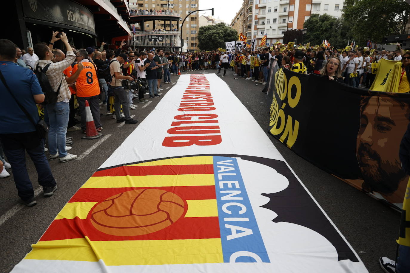 Ambiente en las puertas de Mestalla durante el Valencia-Girona