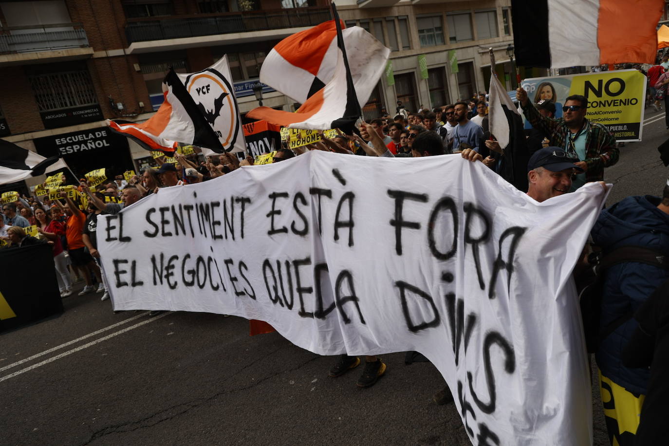 Ambiente en las puertas de Mestalla durante el Valencia-Girona