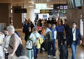 Turistas en el aeropuerto de Manises, durante la campaña de Semana Santa.