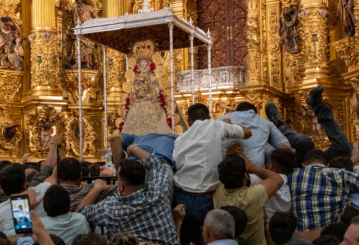 Fervor y emoción en el salto de la reja de la Virgen del Rocío 2024