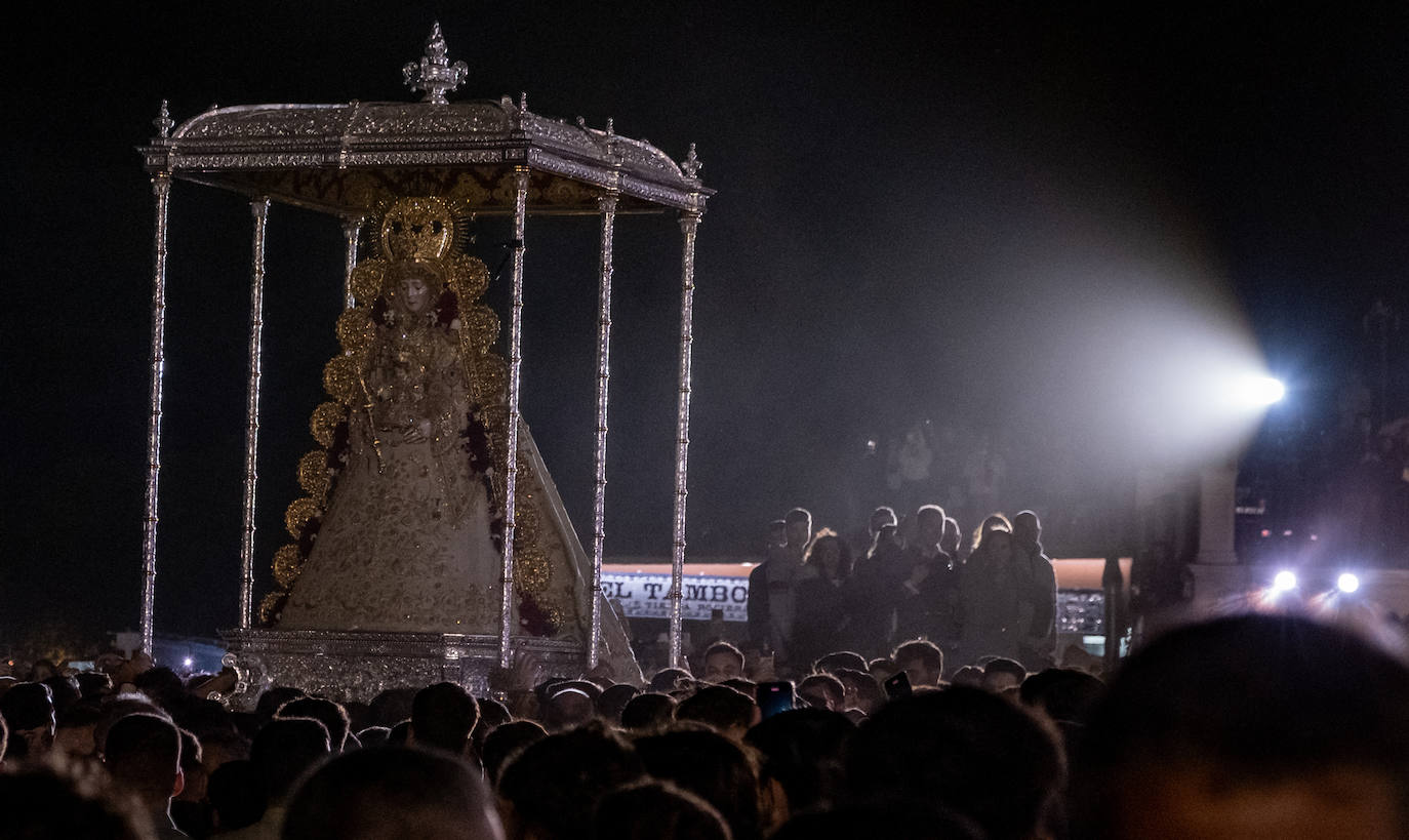 Fervor y emoción en el salto de la reja de la Virgen del Rocío 2024