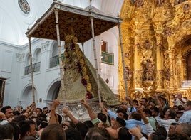 Los almonteños saltan la reja en la ermita.