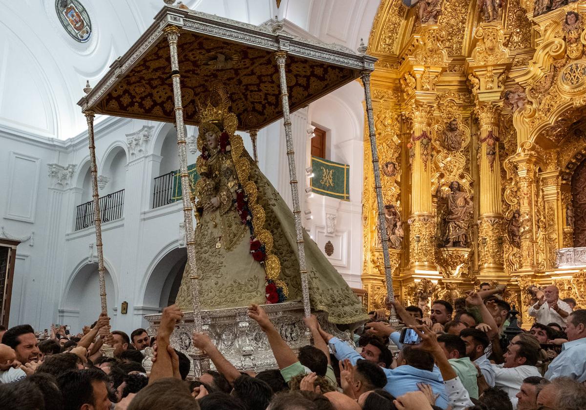 Los almonteños saltan la reja en la ermita.