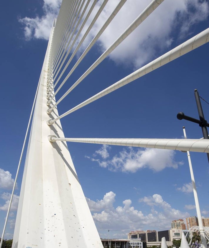 Imagen secundaria 2 - Grietas y óxido en el puente más moderno de Valencia