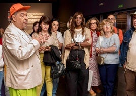 La filántropa Bisila Bokoko, en una visita guiada por el diseñador Manu Fernández por la exposición Fashion Art.