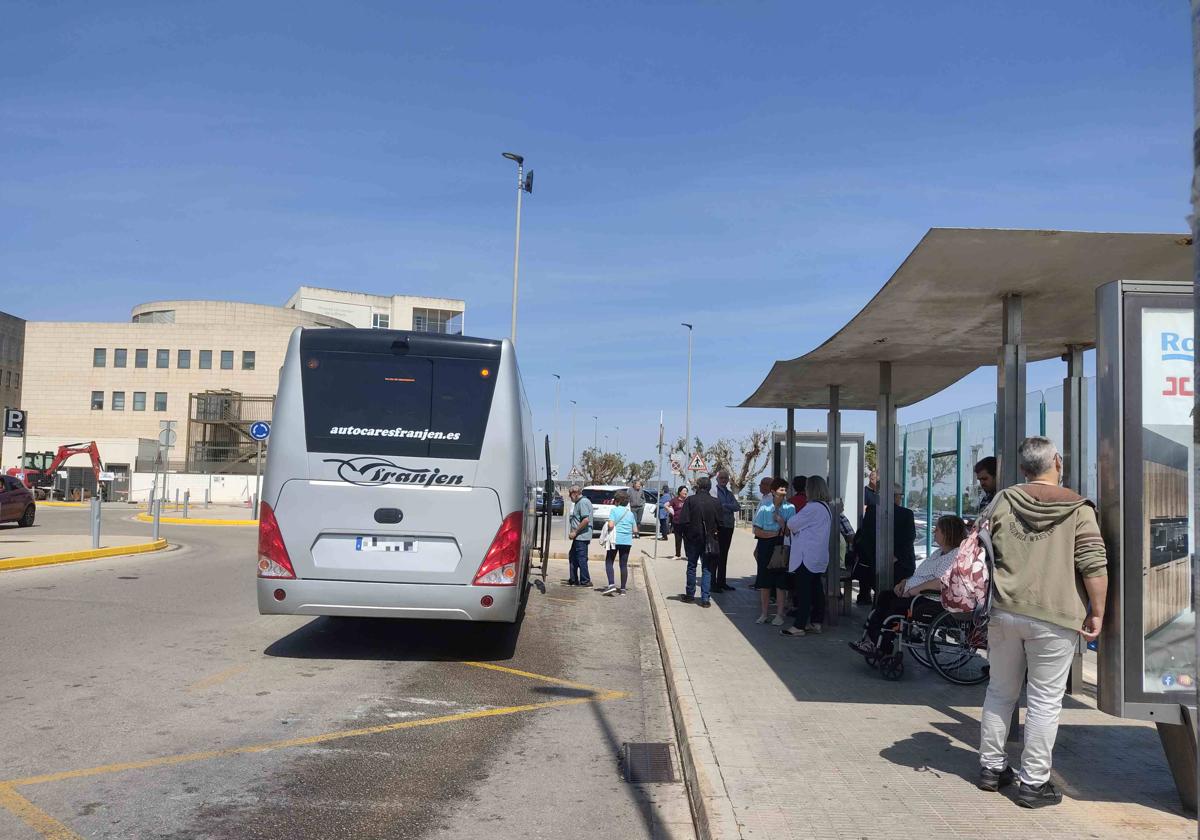 Uno de las actuales líneas de bus al Hospital de la Ribera.