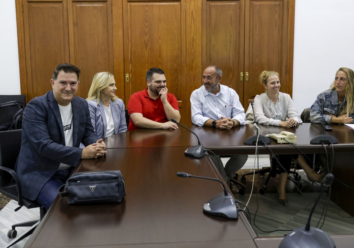 Imagen principal - Miemrbos del jurado de la falla municipal infantil, los concejales Santiago Ballester y Mónica Gil, el secretario general de la JCF, Nico Garcés y personal municipal.