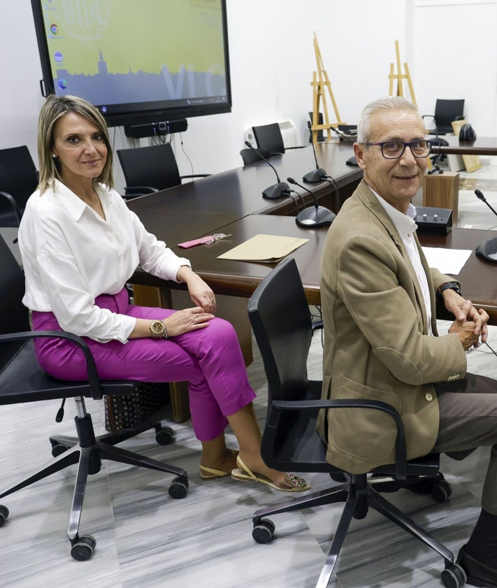 Imagen secundaria 2 - Miemrbos del jurado de la falla municipal infantil, los concejales Santiago Ballester y Mónica Gil, el secretario general de la JCF, Nico Garcés y personal municipal.