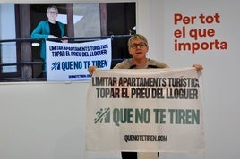 La portavoz de Compromís, Papi Robles, durante la presentación de la web para denunciar los apartamentos turísticos ilegales.