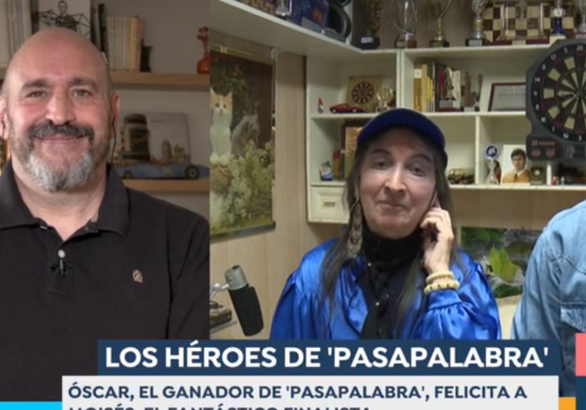 Óscar Díaz junto a Pilar, la madre de Moisés Laguardia.