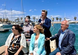 Pradas pasea por aguas de Dénia junto a la comisionada del puerto y el alcalde.