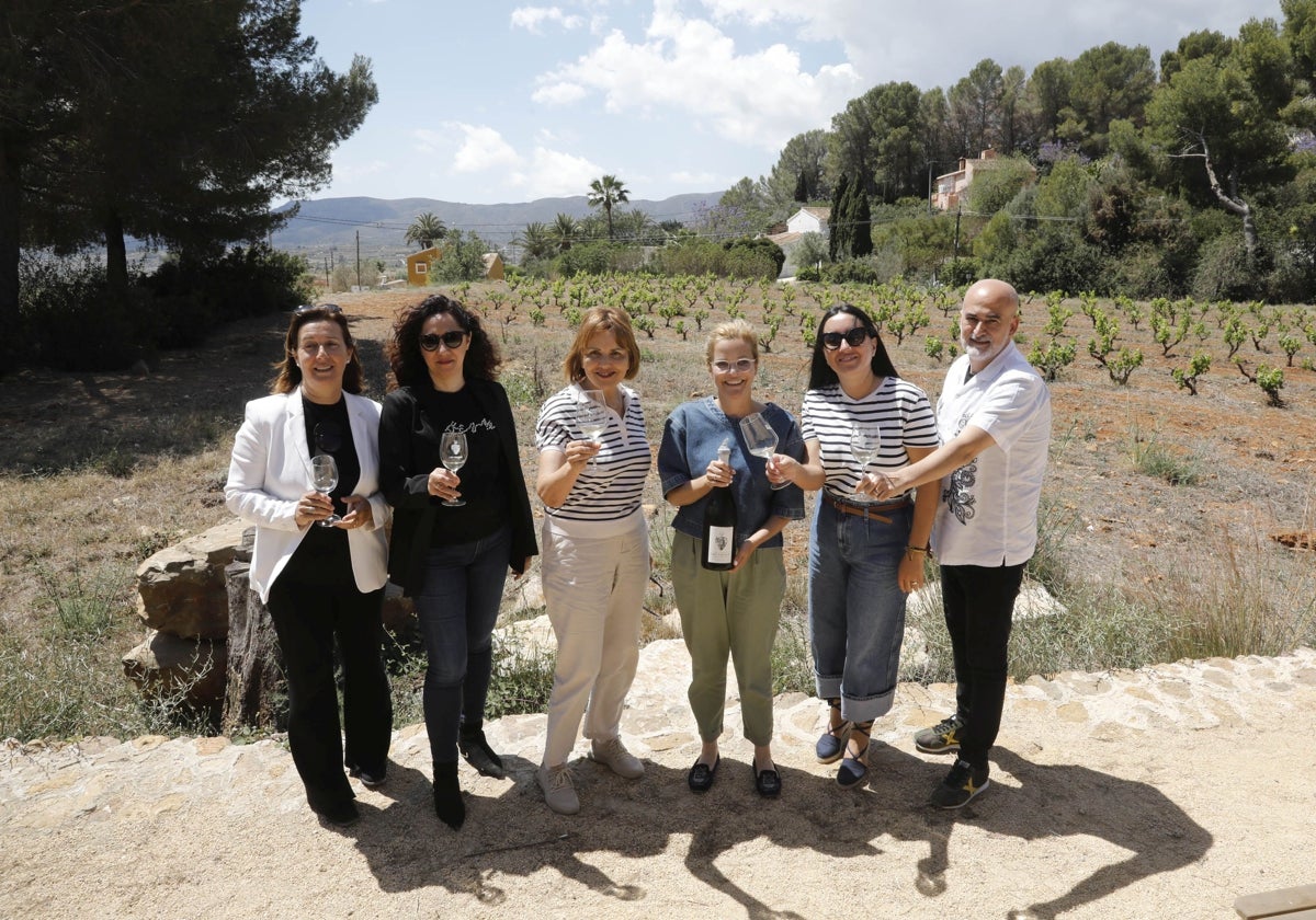 Los praticipantes en la presentación, cono los viñedos de Les Freses al fondo.