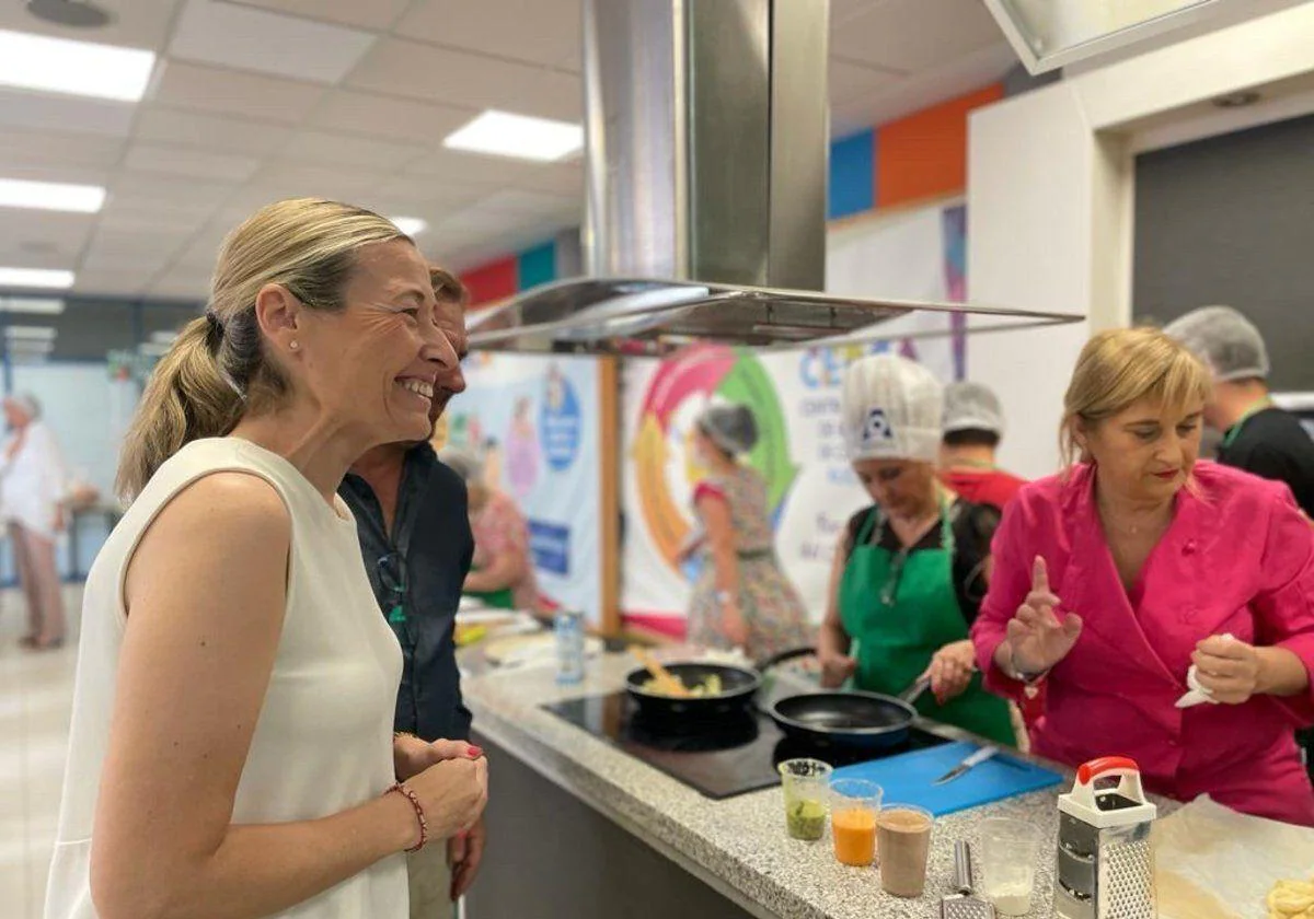 Habrá talleres y seminarios complementarios en el Centro Educativo de Recursos del Consumidor que cubrirán temas como el uso del teléfono móvil, la cocina y la salud.