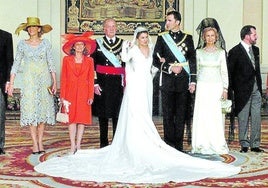 Foto de familia de la boda real el 22 de mayo de 2004, con los entonces príncipes Felipe y Letizia, acompañados de los Reyes y de la familia de la novia.