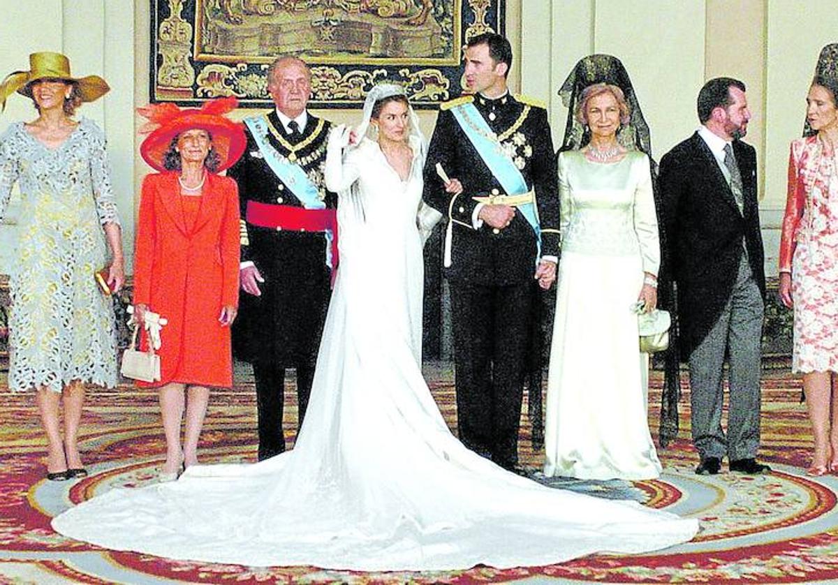 Foto de familia de la boda real el 22 de mayo de 2004, con los entonces príncipes Felipe y Letizia, acompañados de los Reyes y de la familia de la novia.