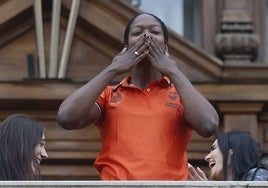 Nadia Fingall saluda desde el balón del ayuntamiento a la afición del Valencia Basket.