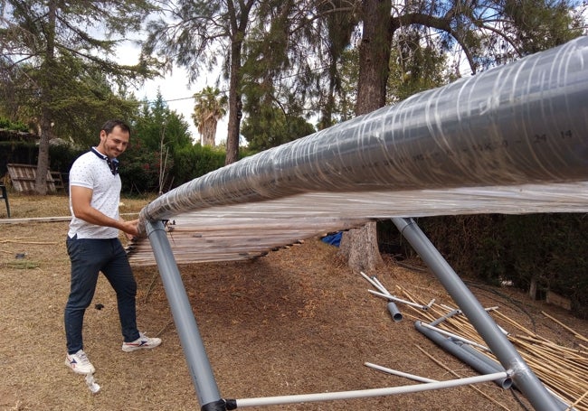 El ingeniero Víctor Vázquez revisa el armazón de su 'Vueloneta', en Olocau.