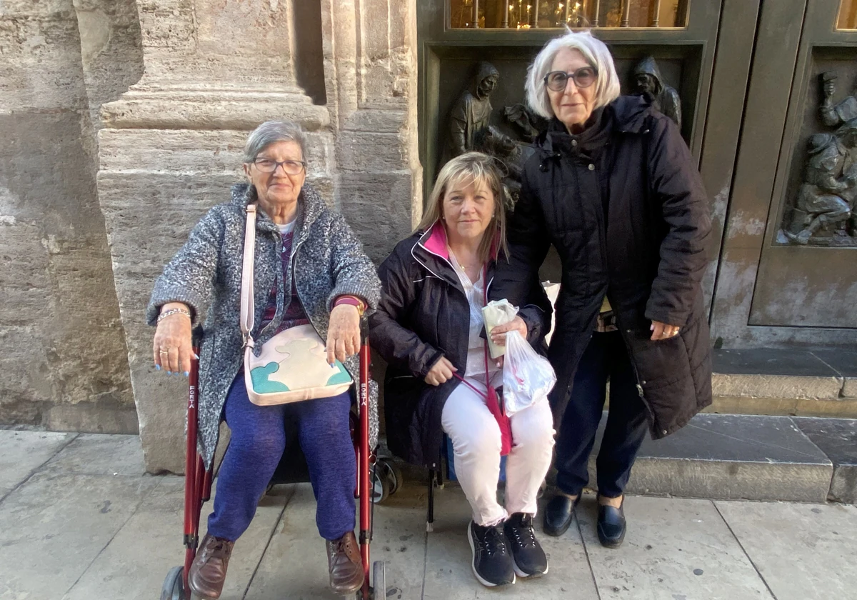 «Soy siete años consecutivos la primera en la cola para el Besamanos a la Virgen»