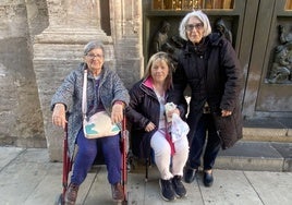 Marisa Rosa Alfaro, Rosa Ferris y Concha Rebollal, pasarán la noche junto a la Basílica para ser las primeras del Besamanos de la Virgen.