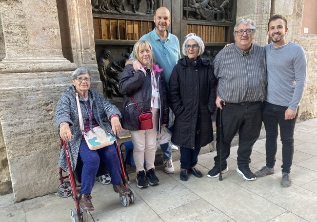 Marisa, Rosa y Concha, junto a Lucas Ballester, Miguel Calatayud y Chimo Parra.