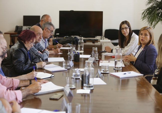 La delegada del Gobierno, Pilar Bernaé, junto a los representantes de la Federación de Vecinos de Valencia, de Xirivella y Cave-Cova.