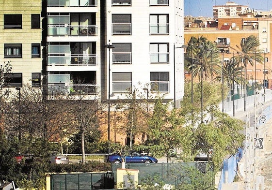 Vías ferroviarias de Serrería, a la altura del barrio del Grao.