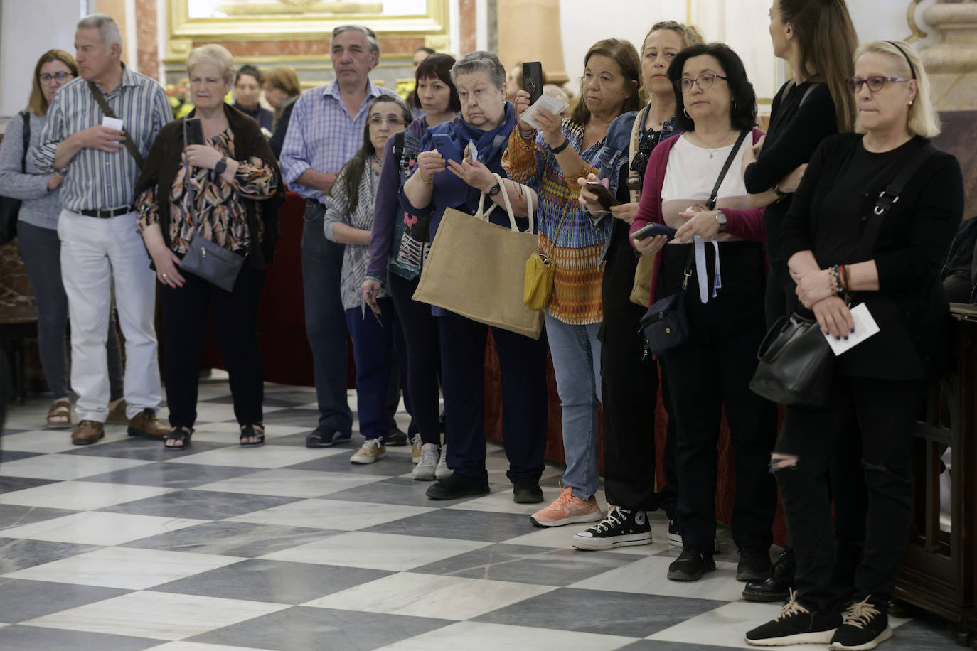 Cientos de valencianos acuden en masa al Besamanos de la Mare de Déu