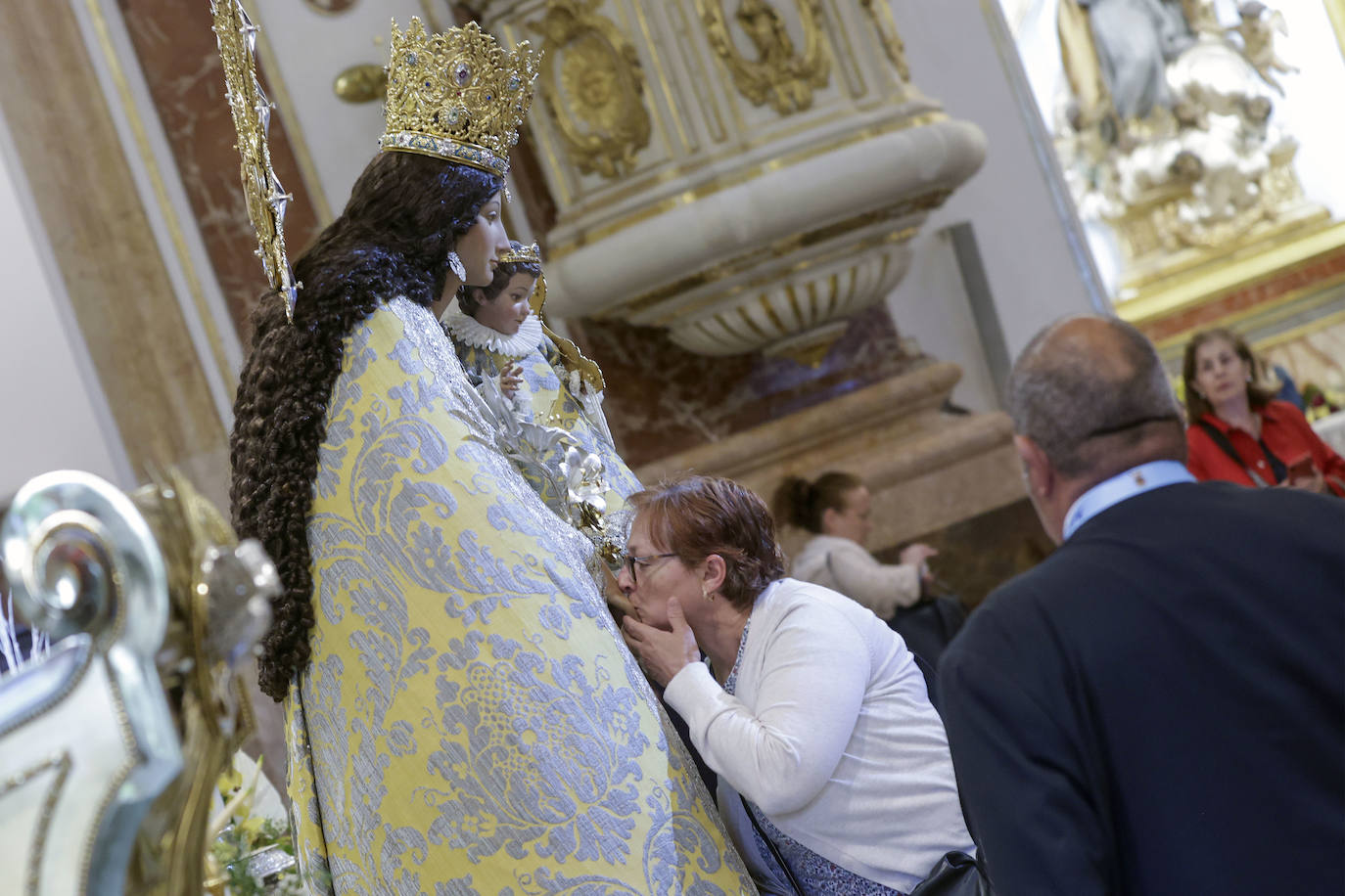 Cientos de valencianos acuden en masa al Besamanos de la Mare de Déu