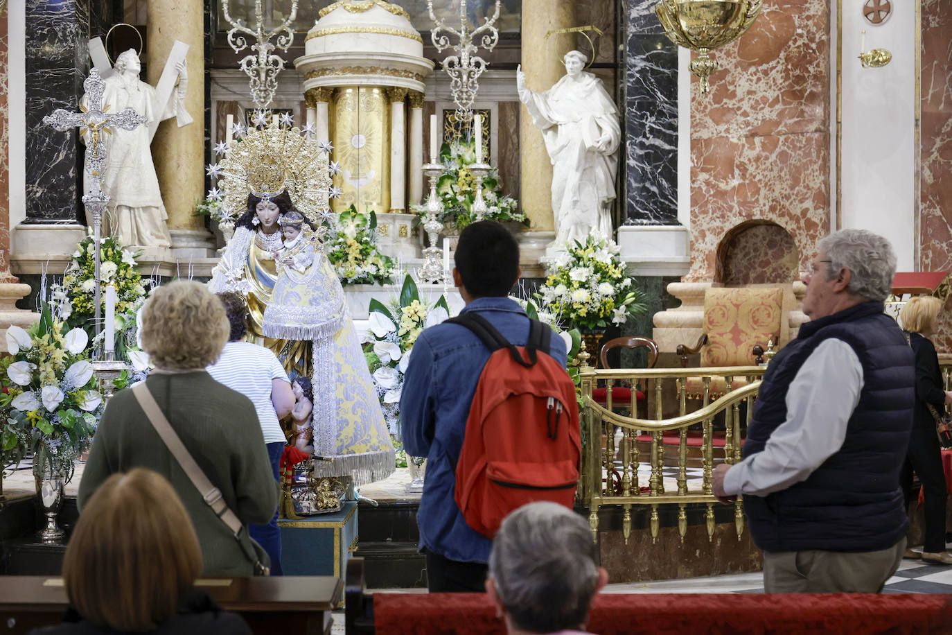 Cientos de valencianos acuden en masa al Besamanos de la Mare de Déu