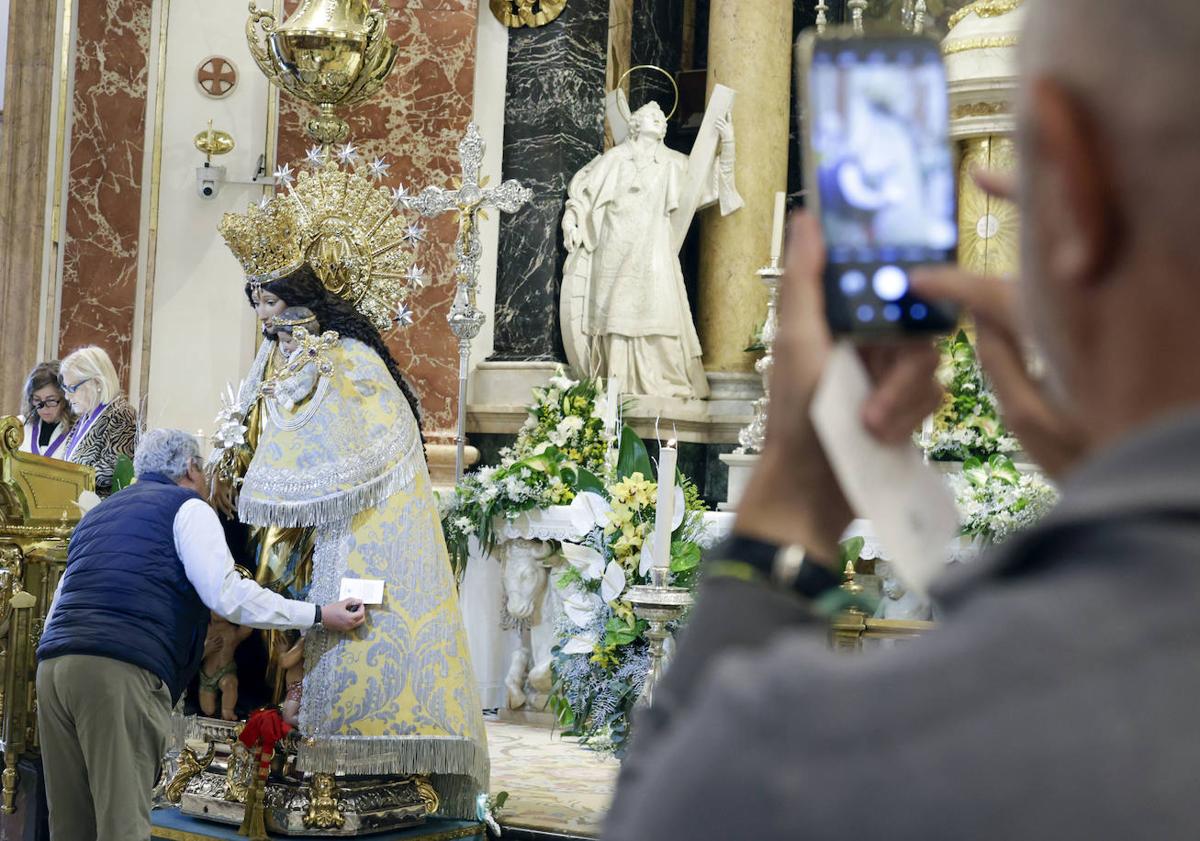 Imagen principal - Acto del Besamanos en el interior de la Basílica y en la plaza de la Virgen.