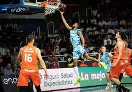 Jean Montero se eleva para anotar contra el Valencia Basket.