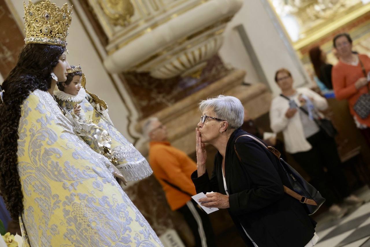 Cientos de valencianos acuden en masa al Besamanos de la Mare de Déu