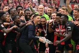 Xabi Alonso recibe junto a su plantilla del Bayer Leverkusen el trofeo de la Bundesliga tras el duelo ante el Augsburgo.