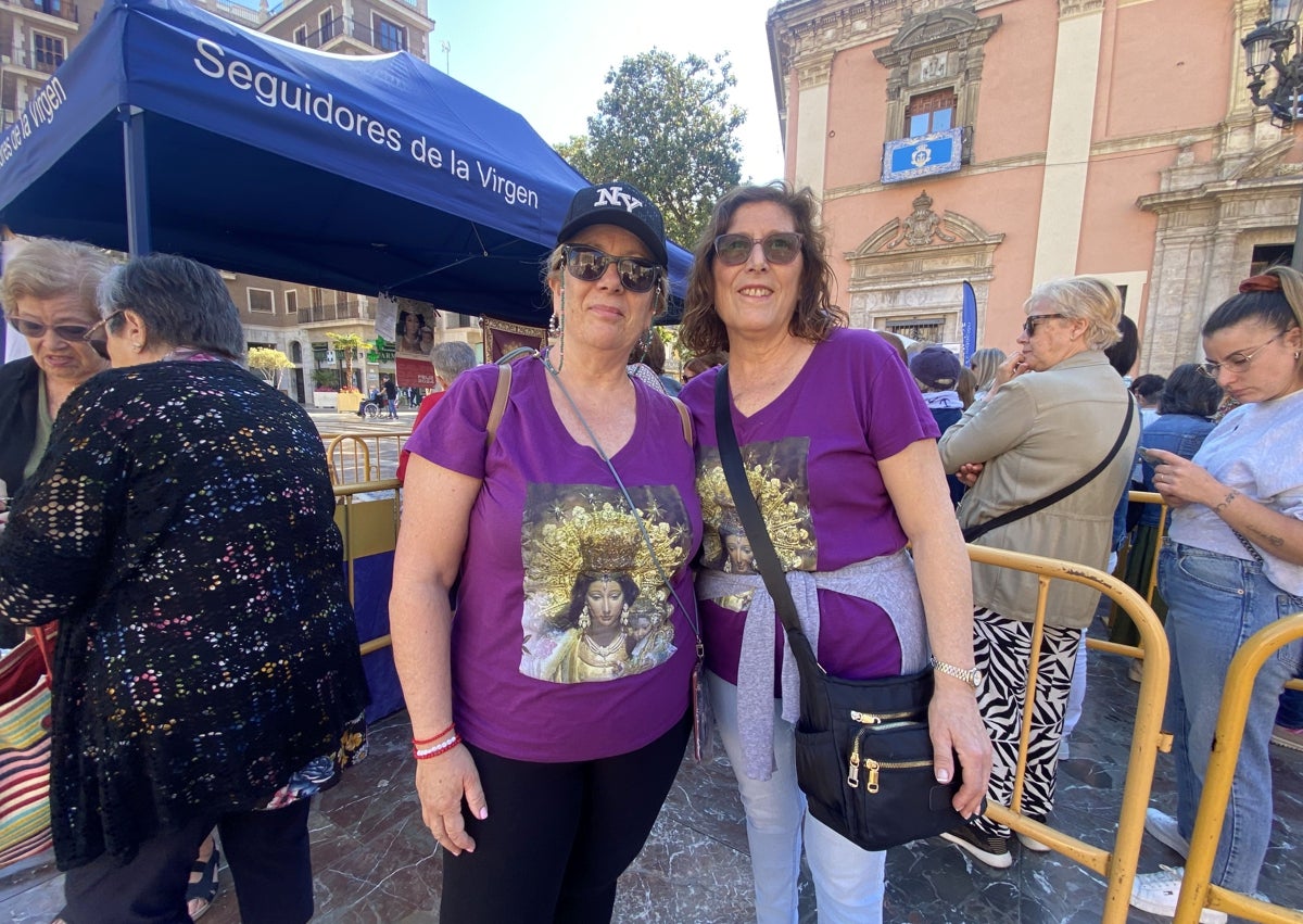 Imagen secundaria 1 - Falleras de Mayor-Moraira; Alejandra González e Isabel Mazcuñan, vecinas de Mislata, y Emiliano Martínez, que pide la paz del mundo.