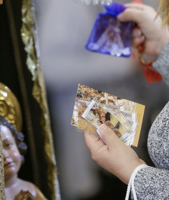 Imagen secundaria 2 - Acto del Besamanos en el interior de la Basílica y en la plaza de la Virgen.