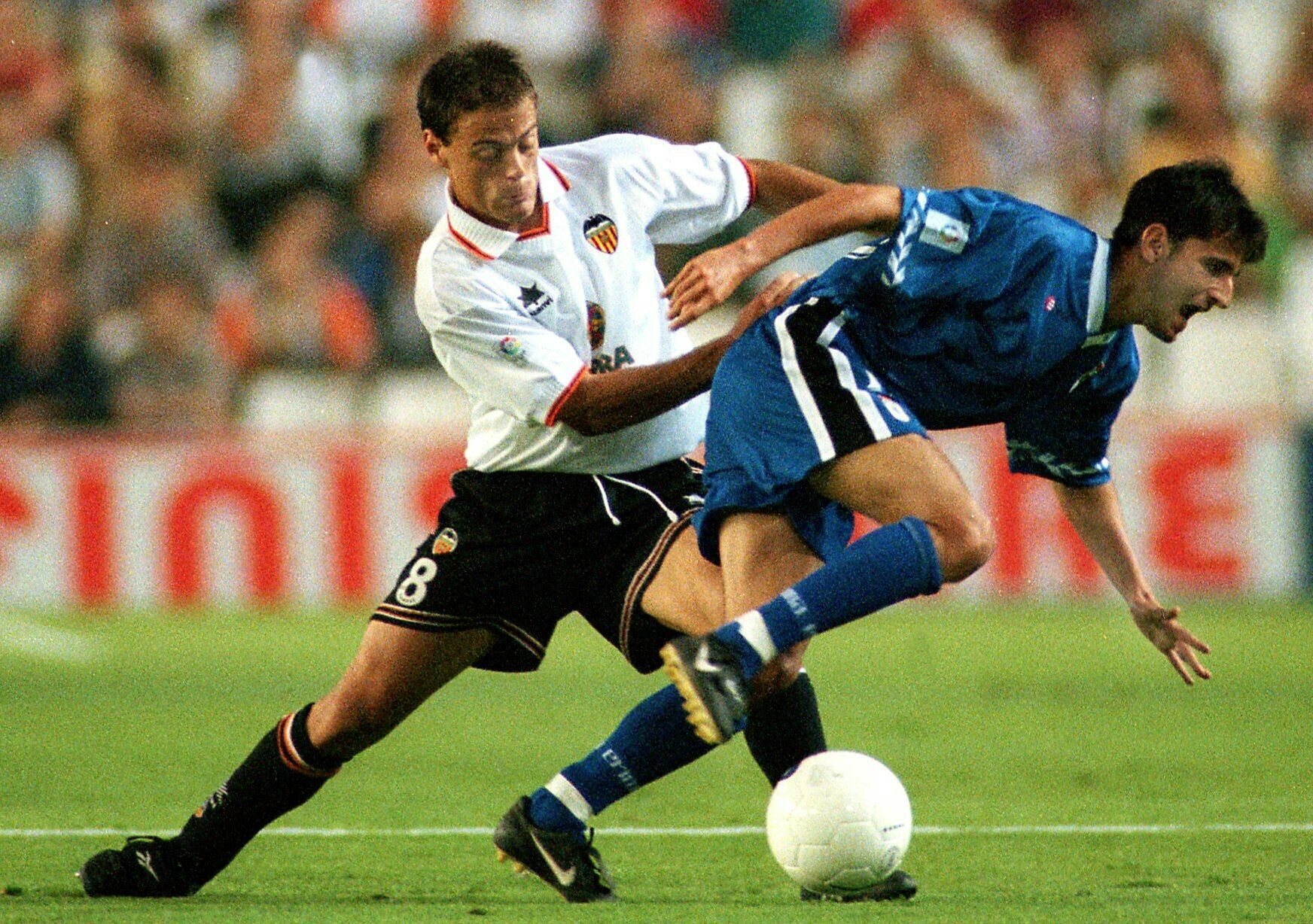 Farinós presionando a un jugador de Oviedo durante un partido en Mestalla.