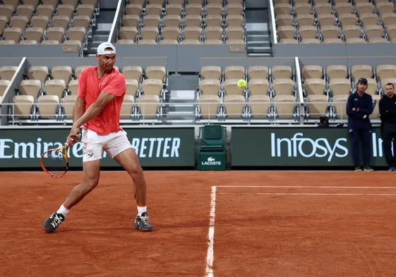 Rafa Nadal entrena en la Philippe Chartrier de Roland Garros.