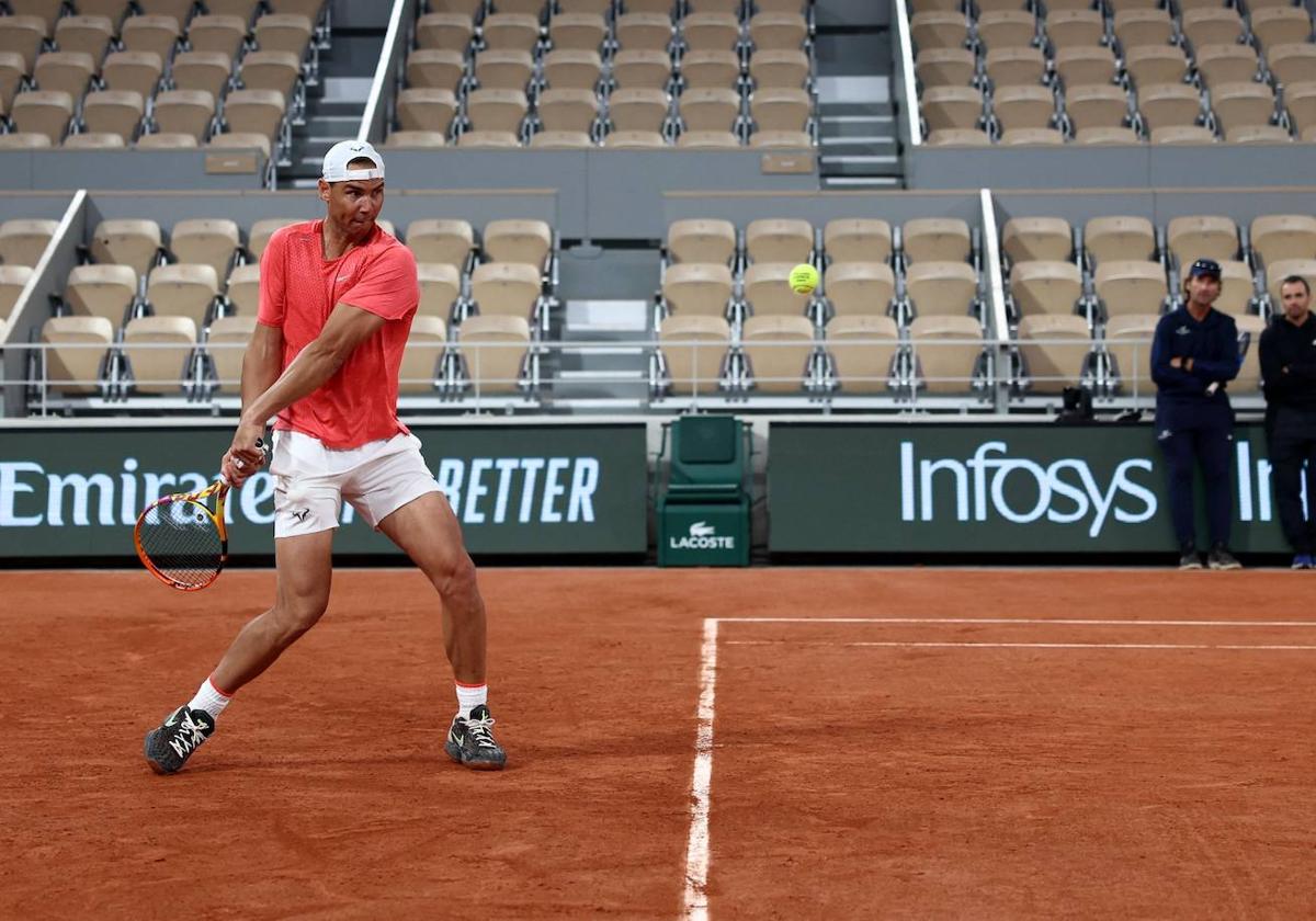 Rafa Nadal entrena en la Philippe Chartrier de Roland Garros.