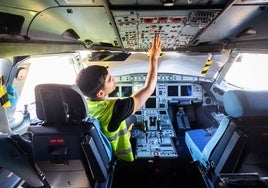 Un operario de Brok-air manipula la cabina de un avión.