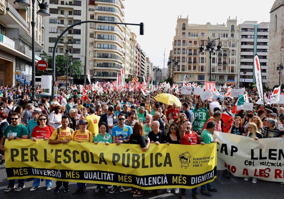 Cabecera de la manifestación vespertina, ante de salir desde San Agustín.