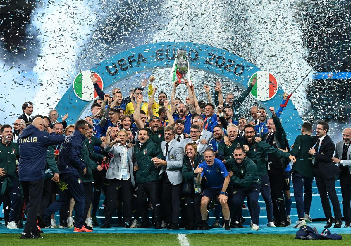 Los jugadores y el cuerpo técnico de Italia celebran la conquista de la Eurocopa.