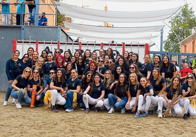 Integrantes de la peña en una foto de familia.