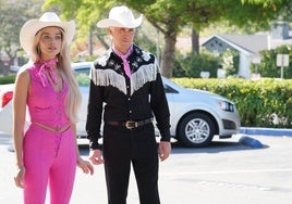 Margot Robbie y Ryan Gosling, protagonistas de 'Barbie', durante una escena de la película.