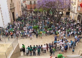 Momento en el que llegaban a la plaza los participantes en la concentración.