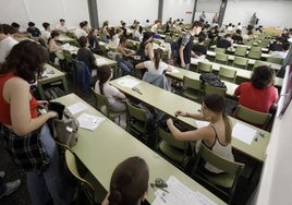 Aspirantes de la selectividad de 2023, poco antes del primer examen.