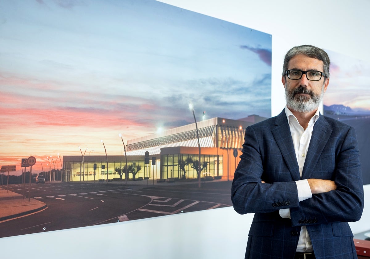 Justo Vellón, en su despacho en la terminal del aeropuerto de Castellón.